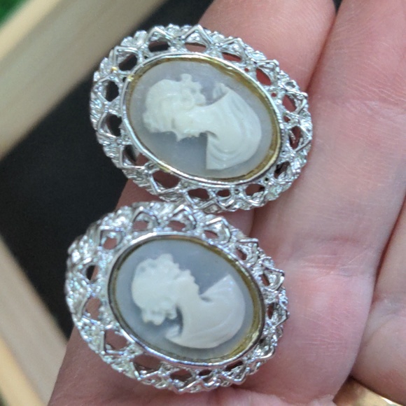 A206 🔥 5 For $35 🔥 Silver Tone Resin Cameo Brooch & Clip Earrings - Picture 4 of 5